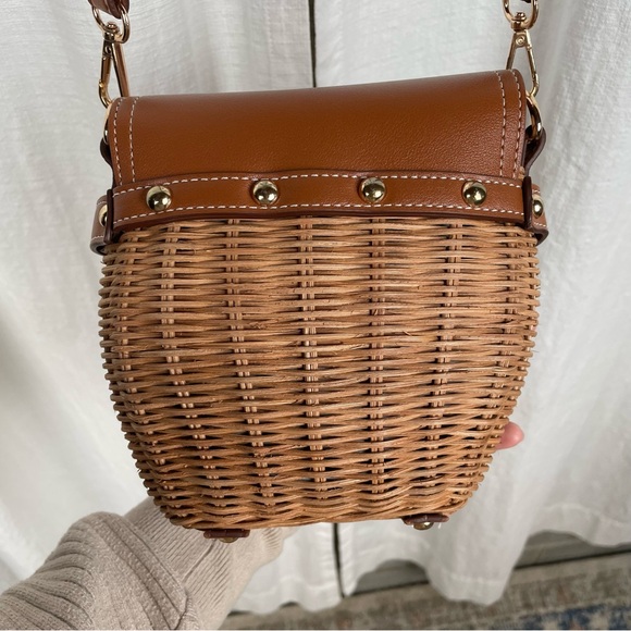 TOMMY BAHAMA- Small Flap Picnic Basket Crossbody Bag with Interchangeable Strap - Picture 4 of 7